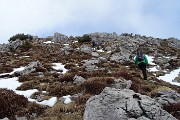 52 In decisa salita su facile cresta poco innevata